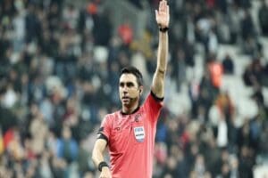S&uuml;per Lig'deki Beşiktaş-Fenerbah&ccedil;e derbisinin hakemi Arda Kardeşler hakkında soruşturma başlatıldı.
