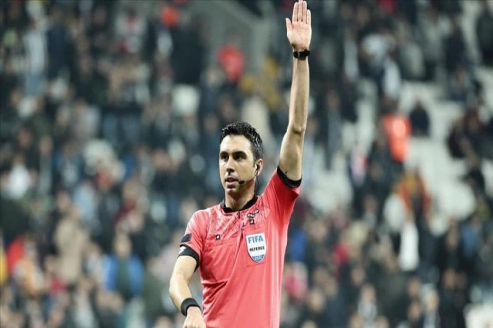 S&uuml;per Lig'deki Beşiktaş-Fenerbah&ccedil;e derbisinin hakemi Arda Kardeşler hakkında soruşturma başlatıldı.