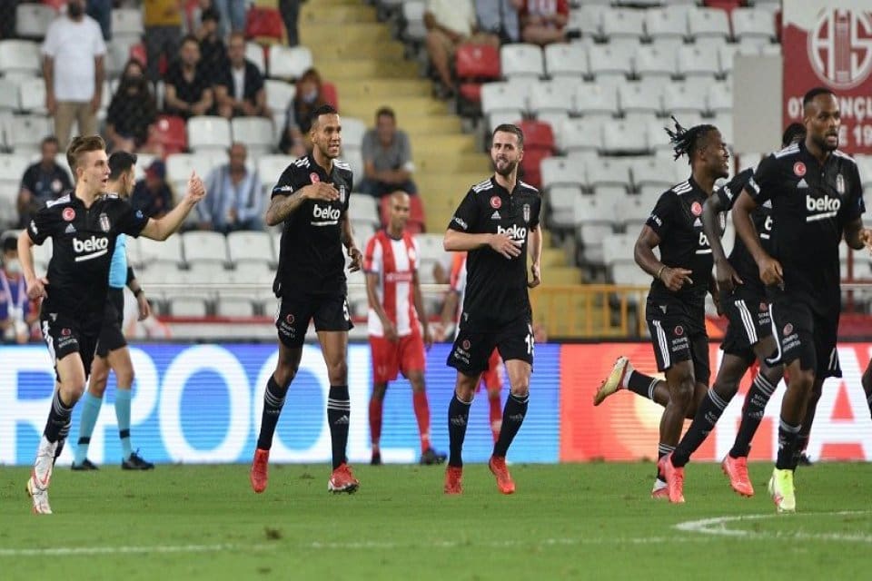 Beşiktaş, S&uuml;per Lig'in 5. haftasında 2-0 yenik d&uuml;şt&uuml;ğ&uuml; Antalyaspor'u deplasmanda
