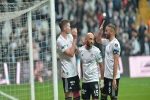 Beşiktaş, Kasımpaşa karşısında&nbsp;2-1'lik skorla galip ayrıldı. Beşiktaş ilk yarıyı Cenk