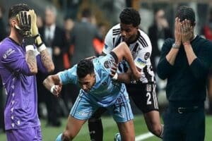 Beşiktaş-Trabzonspor ma&ccedil;ı bol goll&uuml; ge&ccedil;ti ancak kazanan &ccedil;ıkmadı. S&uuml;per Lig