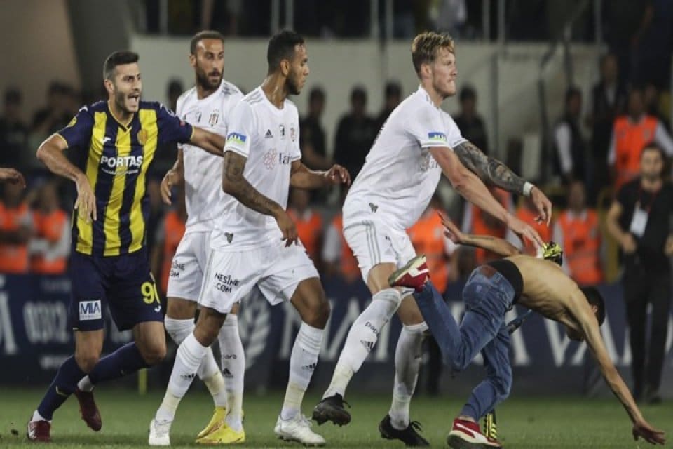 Beşiktaşlı futbolcu Josef de Souza, Ankarag&uuml;c&uuml; ma&ccedil;ında g&ouml;rd&uuml;ğ&uuml; kırmızı kart