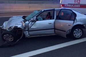 İzmir'in Bornova ilçesinde, sürücüsünün kontrolünden çıkan otomobil beton bariyerlere çarptı,