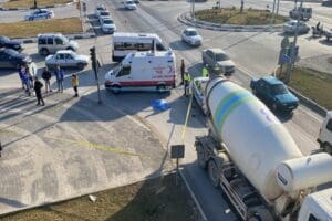 K&uuml;tahya'da, &uuml;st ge&ccedil;it&nbsp;altındaki yolun&nbsp;karşısına ge&ccedil;mek isterken beton mikserinin &ccedil;arptığı Adnan