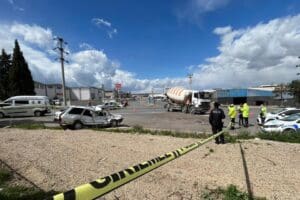 Denizli'nin Merkezefendi il&ccedil;esinde beton mikserinin &ccedil;arptığı otomobildeki Nevriye Aydoğan (78)