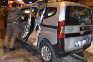 Karabağlar il&ccedil;esinde, beton mikseri ile &ccedil;arpışan hafif ticari ara&ccedil;ta bulunan