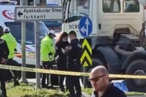 İZMİR'in Bornova il&ccedil;esinde, trafik ışıklarından yolun karşısına ge&ccedil;mek isterken beton