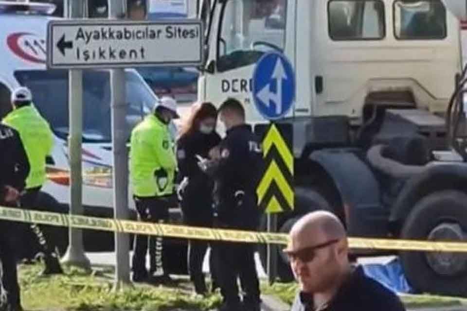İZMİR'in Bornova il&ccedil;esinde, trafik ışıklarından yolun karşısına ge&ccedil;mek isterken beton