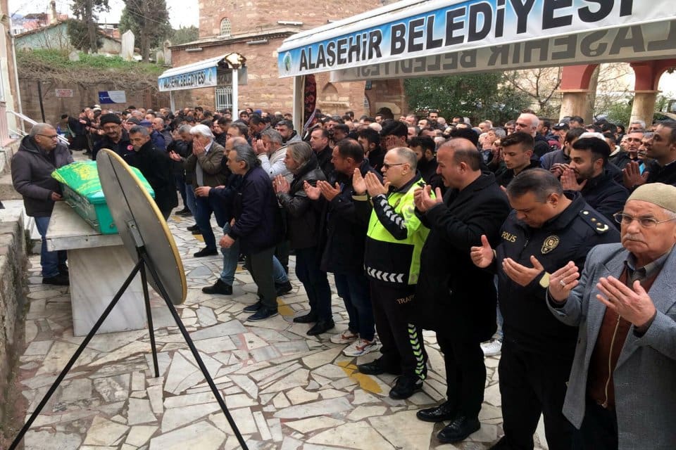 Manisa'nın Turgutlu il&ccedil;esinde, yolun karşısına ge&ccedil;meye &ccedil;alışırken beton mikserinin altında
