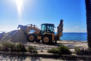 Muğla'nın Bodrum il&ccedil;esinde, bir otelin &ouml;n&uuml;ndeki sahile beyaz kum d&ouml;k&uuml;lmesiyle