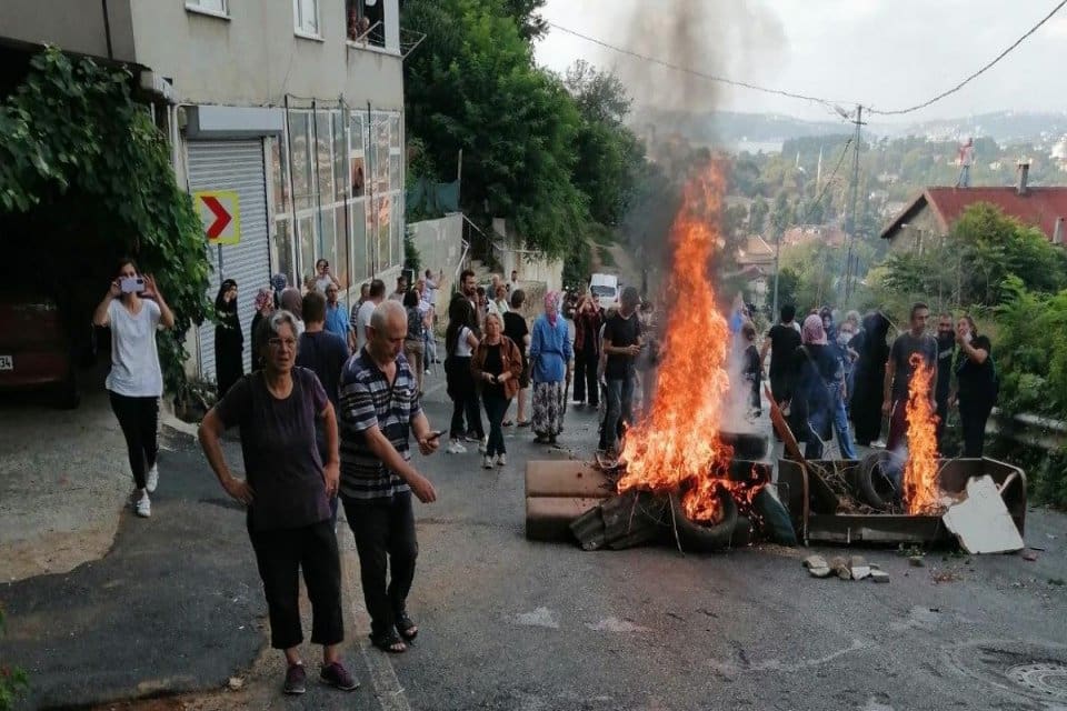 İstanbul Beykoz'a bağlı Tokatk&ouml;y Mahallesi'nde kentsel d&ouml;n&uuml;ş&uuml;m kapsamında evlerini yıktırmak