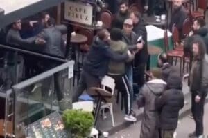 İstanbul Beyoğlu'nda kafede oturan kişinin yanına gelip kavgaya tutuşan saldırgan,