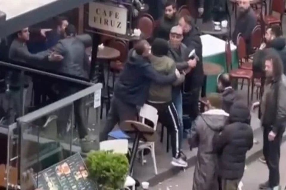İstanbul Beyoğlu'nda kafede oturan kişinin yanına gelip kavgaya tutuşan saldırgan,