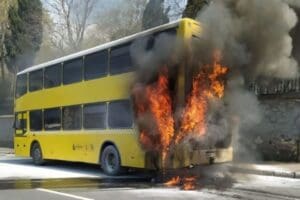 Beyoğlu'nda motor b&ouml;l&uuml;m&uuml;nden yanmaya başlayan &ccedil;ift katlı otob&uuml;s yandı. Otob&uuml;ste