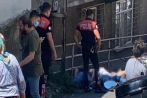 İstanbul Beyoğlu'nda g&uuml;peg&uuml;nd&uuml;z yaşanan silahlı saldırıda 3 kişi hayatını kaybederken,