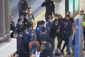 Haramidere durağında metrob&uuml;s i&ccedil;indeki yolcuları alıkoyan bir zanlı kendini ara&ccedil;