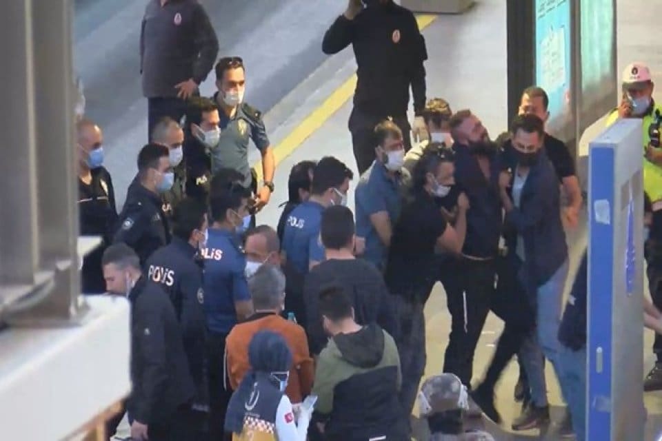 Haramidere durağında metrob&uuml;s i&ccedil;indeki yolcuları alıkoyan bir zanlı kendini ara&ccedil;
