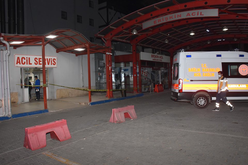 İzmir'in Konak il&ccedil;esinde sokakta y&uuml;r&uuml;d&uuml;ğ&uuml; sırada kimliği belirsiz bir kişi