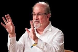 Uğradığı bı&ccedil;aklı saldırıda ağır yaralanan &uuml;nl&uuml; yazar Salman R&uuml;şdi&rsquo;nin menajeri,