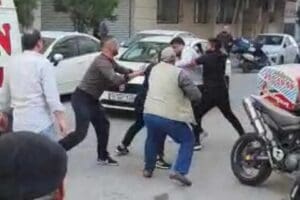 İzmir'in Karabağlar il&ccedil;esinde, trafikte 'yol verme' nedeniyle &ccedil;ıkan, demir &ccedil;ubuk