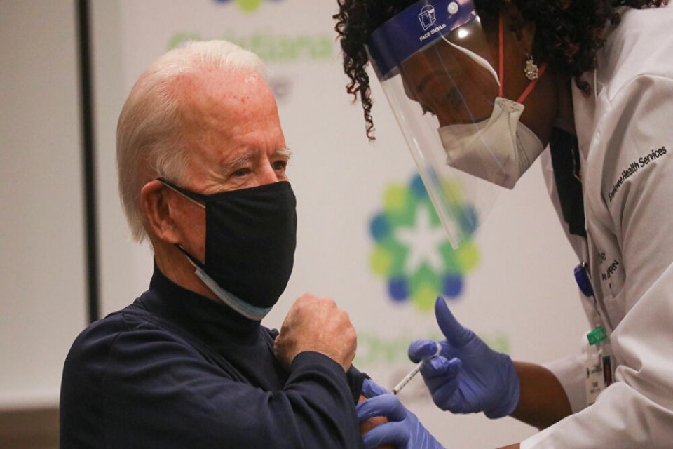 Biden, kameraların önünde korona aşısı oldu ABD başkanlığına seçilen Joe Biden'ın, kameraların önünde yeni tip koronavirüs