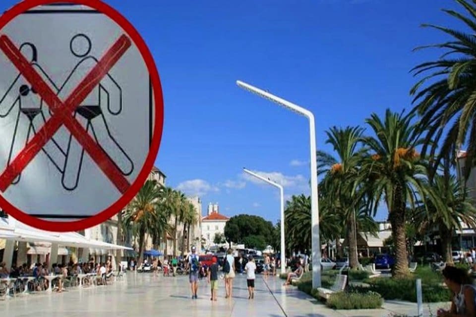 Hırvatistan'ın Adriyatik Denizi kıyısında bulunan tatil kenti Split'te bikini veya