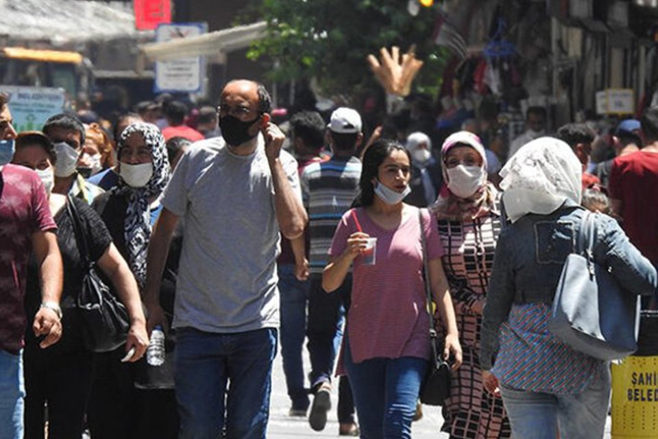 Bilim Kurulu &uuml;yesi Do&ccedil;. Dr.&nbsp;Afşin Emre Kayıpmaz, destoran ve kafelerin