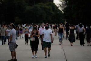 Delta etkisiyle artan vakalar 4. dalga riskini artırıyor. Uzmanlar, 4.