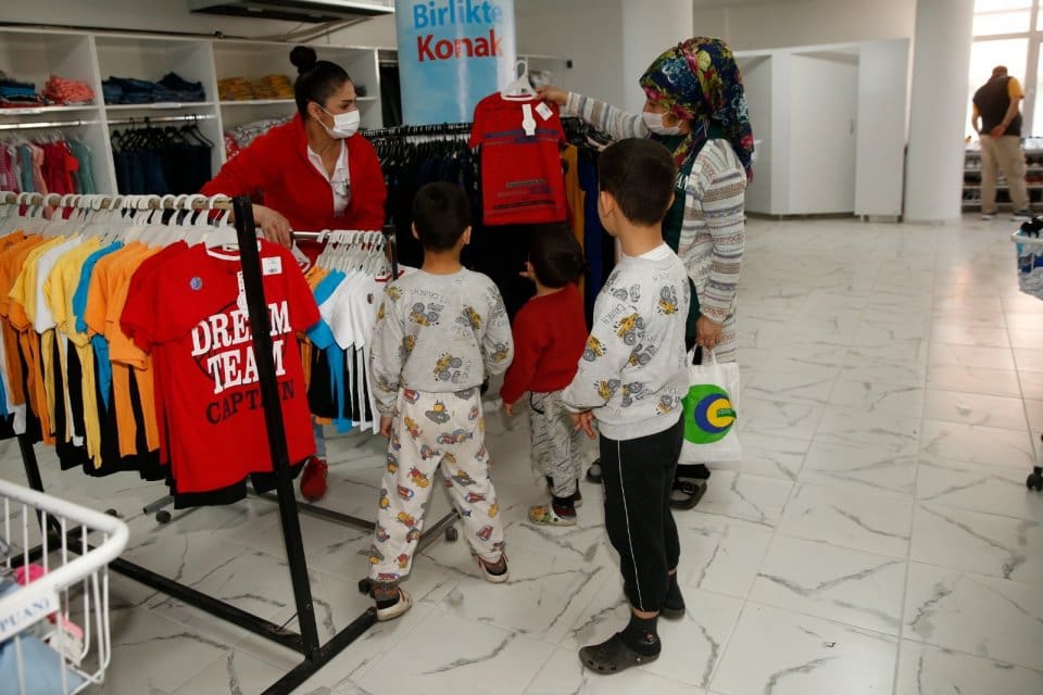 Konak Belediyesi, Kurban Bayramı&rsquo;nda ihtiya&ccedil; sahibi vatandaşları unutmadı. 2100 hanenin