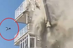 İzmir’in Bayraklı ilçesinde 7 katlı bir binanın yıkımı sırasında binanın