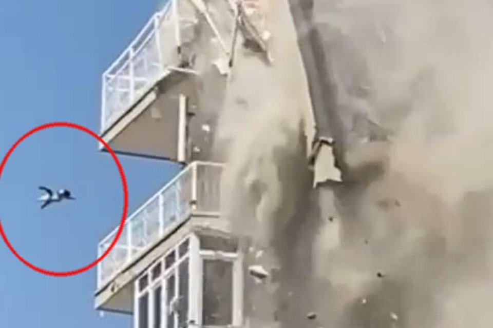 İzmir’in Bayraklı ilçesinde 7 katlı bir binanın yıkımı sırasında binanın