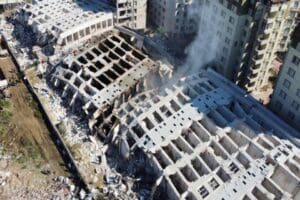 Kahramanmaraş depreminde binaları yıkılan m&uuml;teahhitler hakkında su&ccedil; duyurusunda bulunuldu. M&uuml;teahhitlere