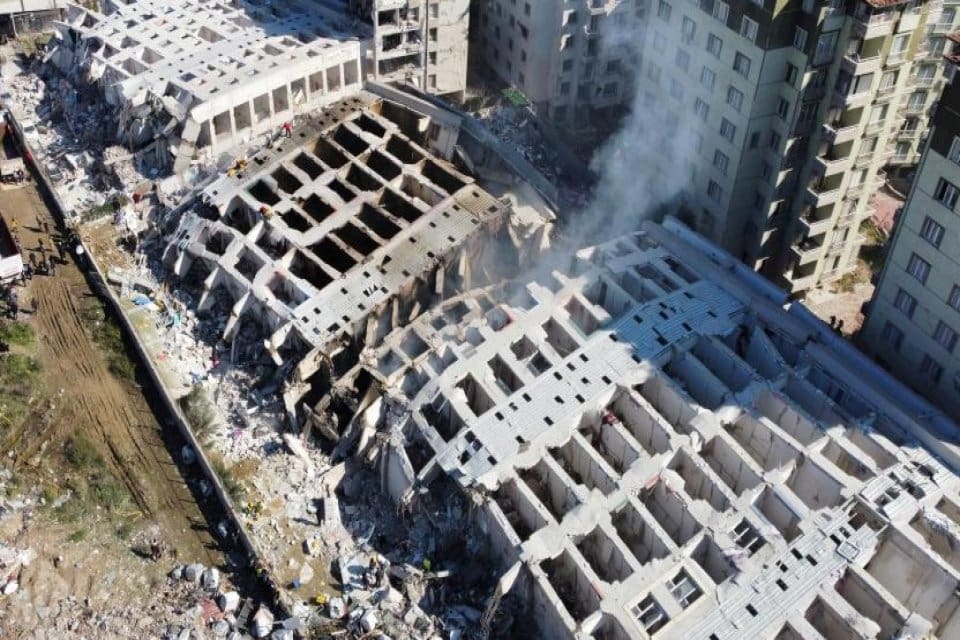 Kahramanmaraş depreminde binaları yıkılan m&uuml;teahhitler hakkında su&ccedil; duyurusunda bulunuldu. M&uuml;teahhitlere
