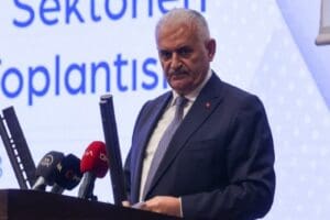 İzmir'de milletvekilliğinin son g&uuml;nlerini yaşadığını ifade eden Yıldırım, "Ben İzmirliyim
