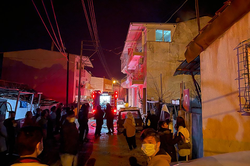 İzmir'in Kemalpaşa ilçesinde, 3 katlı bir binanın çatı katında şömine