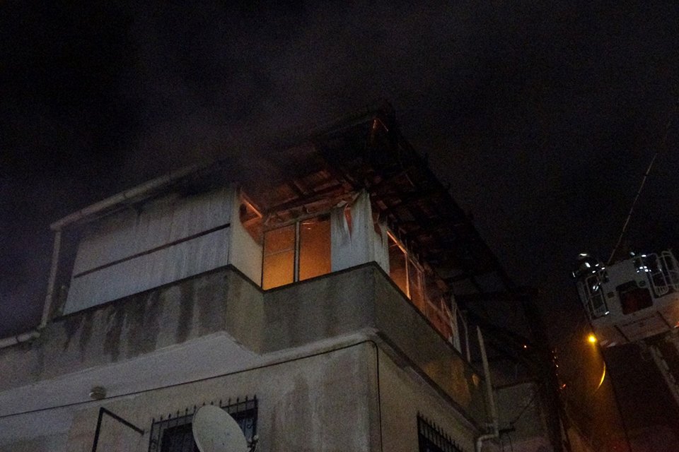 İzmir'in Gaziemir ilçesinde, 3 katlı bir binanın çatı katında çıkan