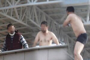 Tokat&rsquo;ta, 5 katlı binanın &ccedil;atısında &uuml;zerindeki kıyafetleri &ccedil;ıkarıp, atlayacağını s&ouml;yleyen
