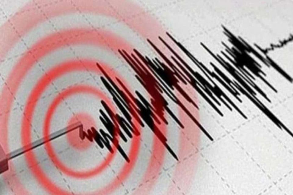 Bing&ouml;l'&uuml;n Yedisu il&ccedil;esinde 4.0 b&uuml;y&uuml;kl&uuml;ğ&uuml;nde deprem meydana geldi. AFAD verilerine