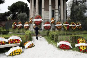 İtalya'nın başkenti Roma'da ve Sicilya adasında binlerce kişinin cenazesinin aylardır