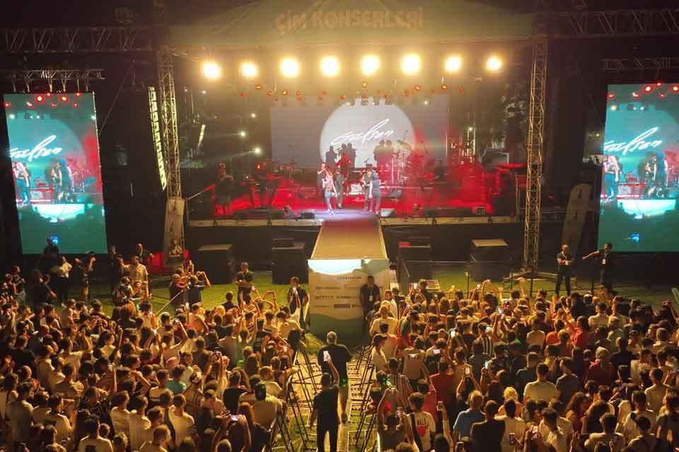 91. İzmir Enternasyonal Fuarı kapsamındaki &Ccedil;im Konserleri&rsquo;nin ikincisinde &uuml;nl&uuml; sanat&ccedil;ı