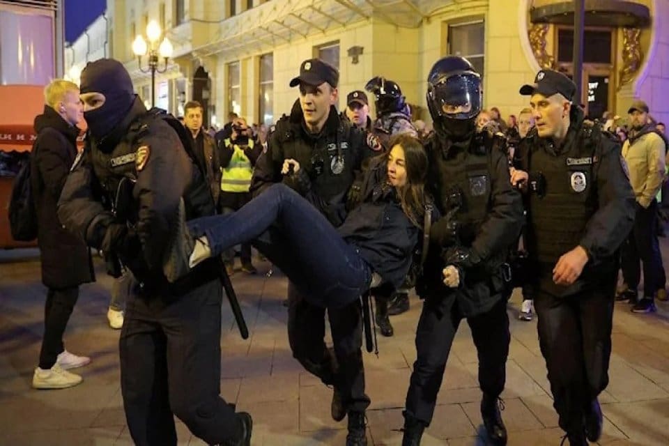 Rusya&rsquo;da Devlet Başkanı Putin&rsquo;in a&ccedil;ıkladığı seferberlik kararına karşı d&uuml;n akşam