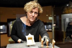 İzmir Arkeoloji M&uuml;zesi'nde, &ccedil;eşitli d&ouml;nemlere ait 10 tapınak sunusu, tarih