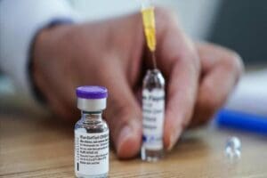 İkinci doz mRNA aşısının yan etkileri sosyal medyada en &ccedil;ok