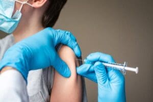 ABD&rsquo;de Pfizer-BioNTech&rsquo;in yeni tip koronavir&uuml;s (Kovid-19) aşısının 12-18 yaş grubunda
