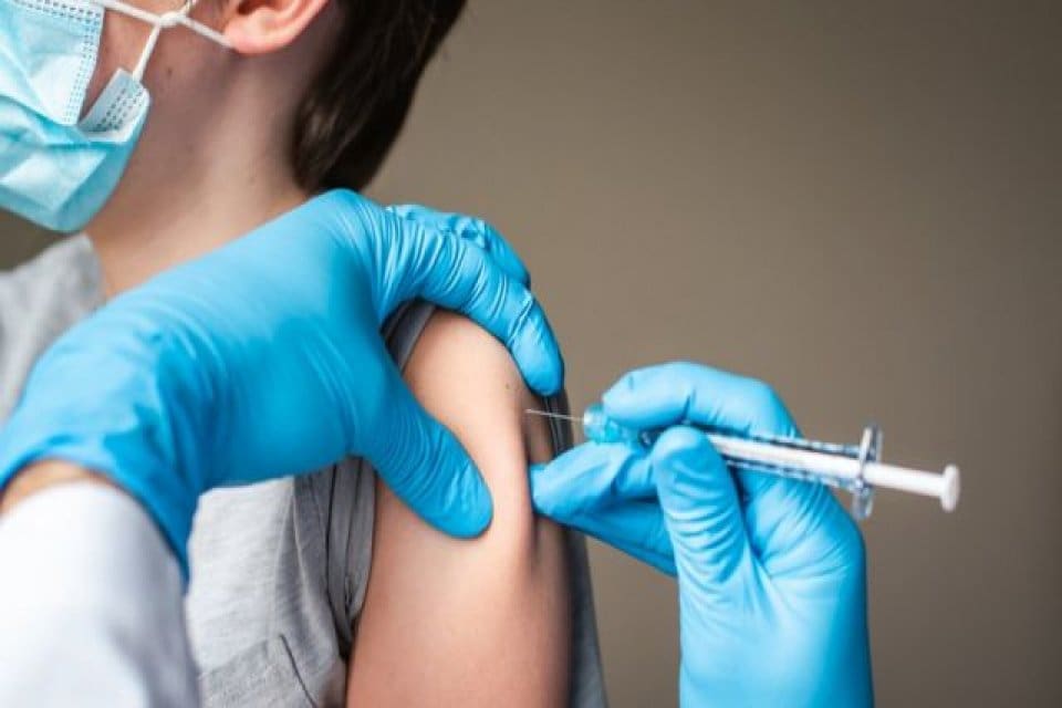 ABD&rsquo;de Pfizer-BioNTech&rsquo;in yeni tip koronavir&uuml;s (Kovid-19) aşısının 12-18 yaş grubunda