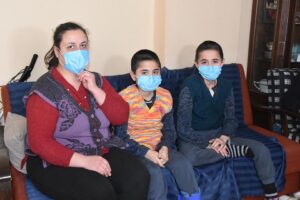 İzmir'de yaşayan Derya Engin, kas hastası iki oğlunun da 5