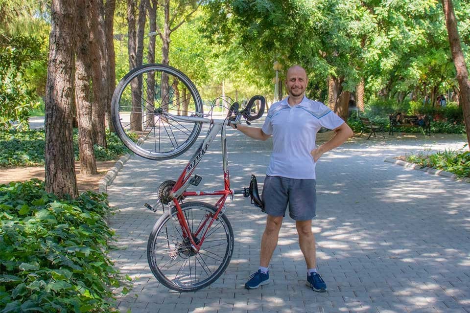 Bisikletine atlayıp Avrupa&rsquo;yı bisikletiyle gezen, g&ouml;zlem ve tespitlerini de Bas