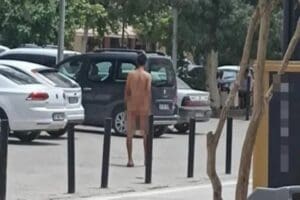 Mardin&nbsp;Kızıltepe'de &ccedil;ırıl&ccedil;ıplak gezen bir adam kendisini g&ouml;ren yurttaşlar tarafından darp
