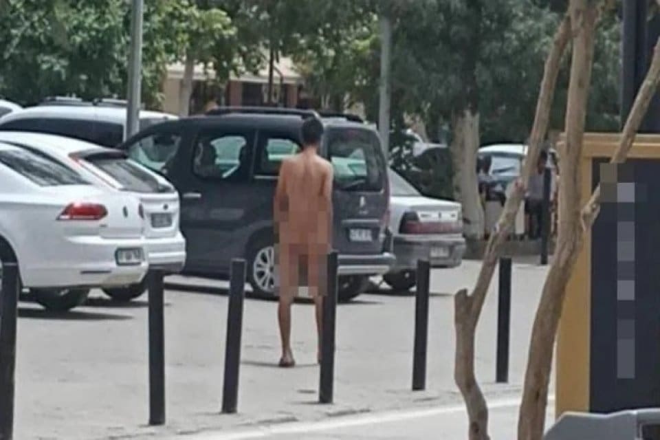 Mardin&nbsp;Kızıltepe'de &ccedil;ırıl&ccedil;ıplak gezen bir adam kendisini g&ouml;ren yurttaşlar tarafından darp