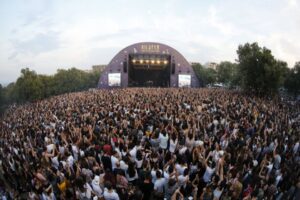 Ard arda gelen festival ve konser yasaklarına 'D&uuml;nyayı sev, geyiği